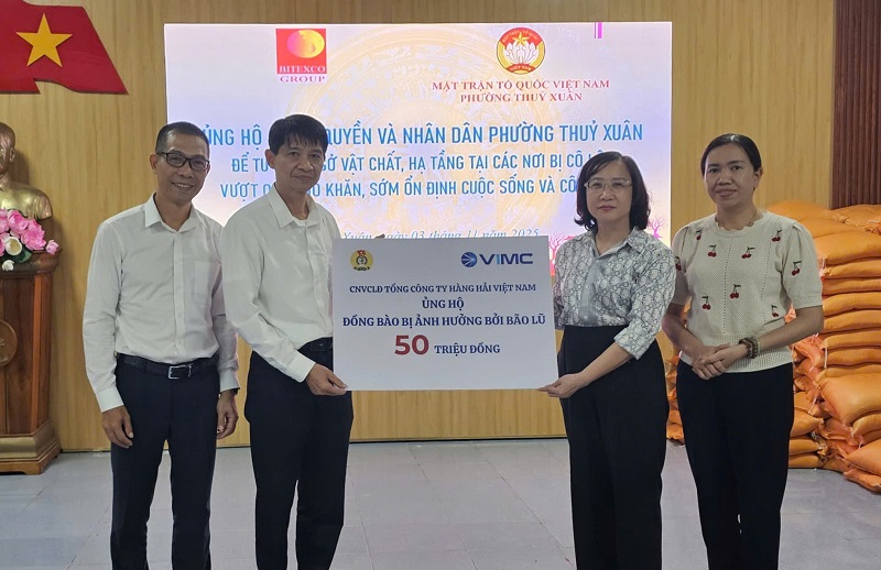 Una delegacion de trabajo de la Corporacion Maritima de Vietnam y el Sindicato de la Corporacion visito compartio y entrego apoyo en el barrio de Thuy Xuan ciudad de Hue. Foto: CDTCT