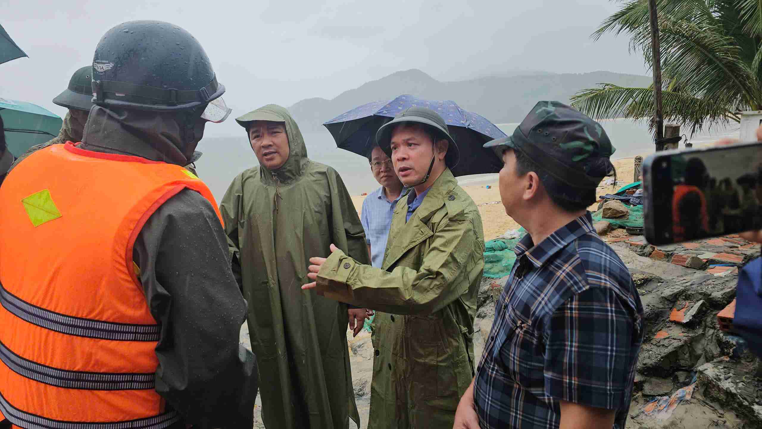 Mr. Do Huu Huy - Deputy Secretary of the Dak Lak Provincial Party Committee (second from right) - is directing storm and flood prevention. Photo: Thanh Quynh