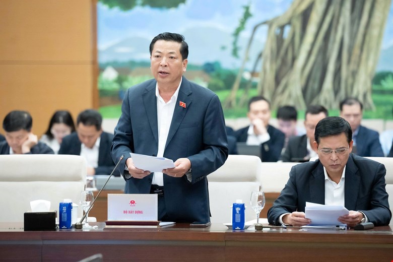 Minister of Construction Tran Hong Minh presented the Government's Submission on approving the investment policy of the Gia Binh Airport Project. Photo: Quochoi.vn