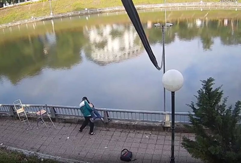 Hoc sinh dam, day ban xuong ho o phuong Yen Bai, tinh Lao Cai. Anh cat tu clip