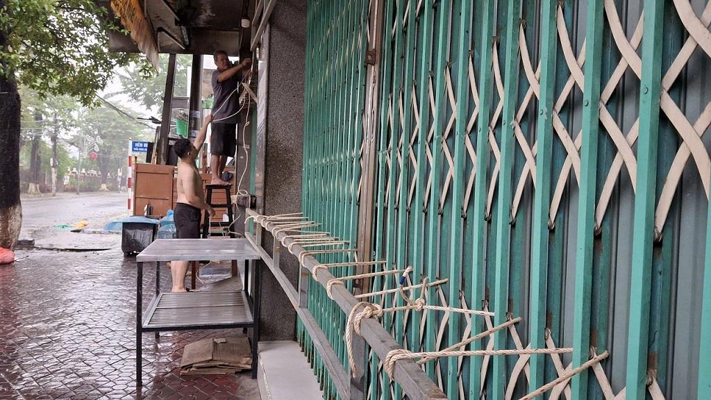 꽝응아이성 중심부 주민들이 제13호 태풍 상륙 전에 집을 보강하고 있습니다. 사진: Vien Nguyen