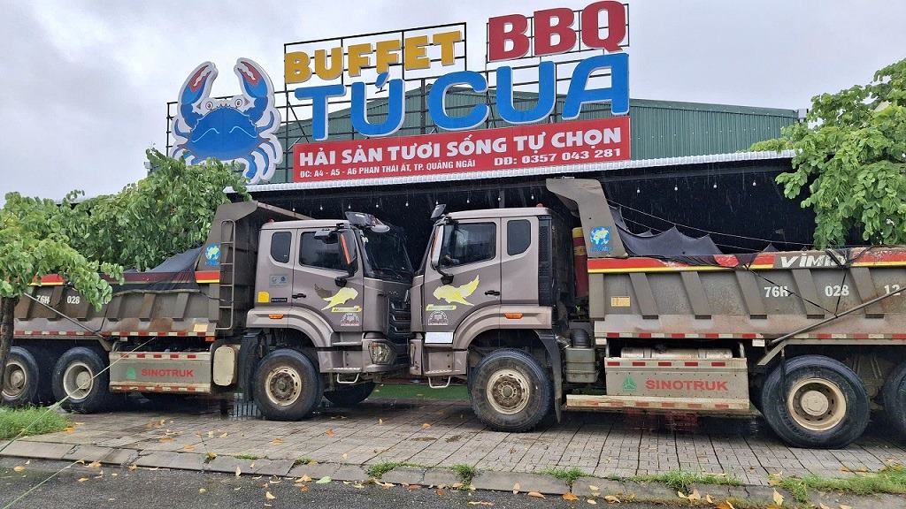 Nguoi dan con dung ca xe o to tai dau an ngu truoc quan de han che mua bao cuon do dac. Anh: Vien Nguyen