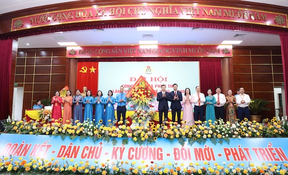 Phuc Tho Commune Trade Union strives for 100% of grassroots Trade Union officials to be trained and fostered in professional skills in Trade Union work in the 2025 - 2030 term. Photo: Trade Union