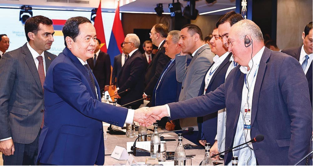 Politburo member and National Assembly Chairman Tran Thanh Man met with Armenia and Vietnamese enterprises in April 2025. Photo: VNA