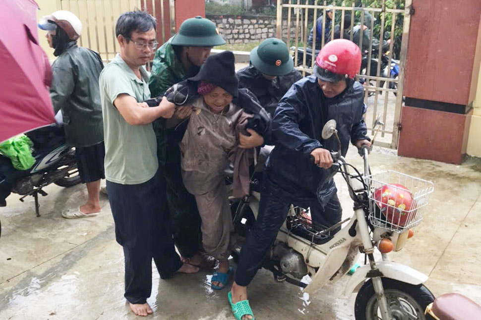 Chinh quyen xa dao Nhon Chau ho tro nguoi dan den noi tru bao. Anh: Hoai Phuong
