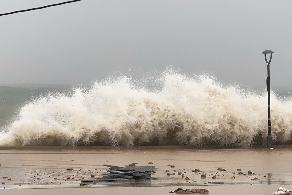 Song bien tai xa dao Nhon Chau cao tu 3-5m. Anh: Hoai Phuong