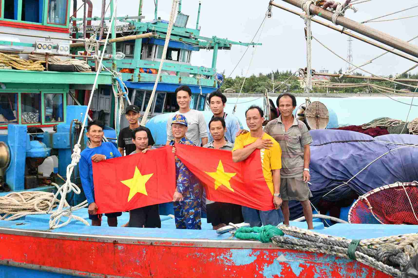 Chi huy dao Sơn Ca tăng cơ cho ngư dân vao tru bao. Anh: Hoa Ngoc Anh