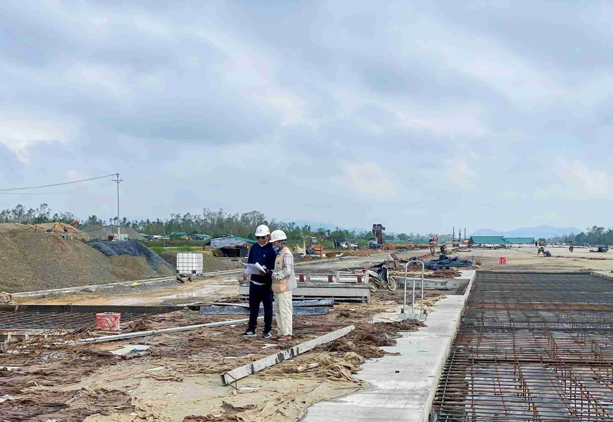 Cong nhan thi cong phan nen duong lan, duong cat ha canh voi ket cau be tong cot thep. Anh: Thu Huyen