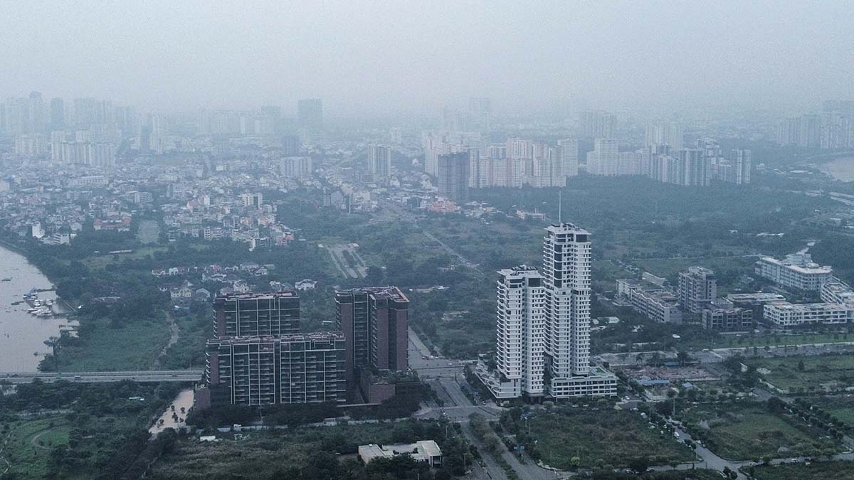暴風雨13号の影響でホーチミン市の空は暗く、霧に覆われている。写真：トゥーさん