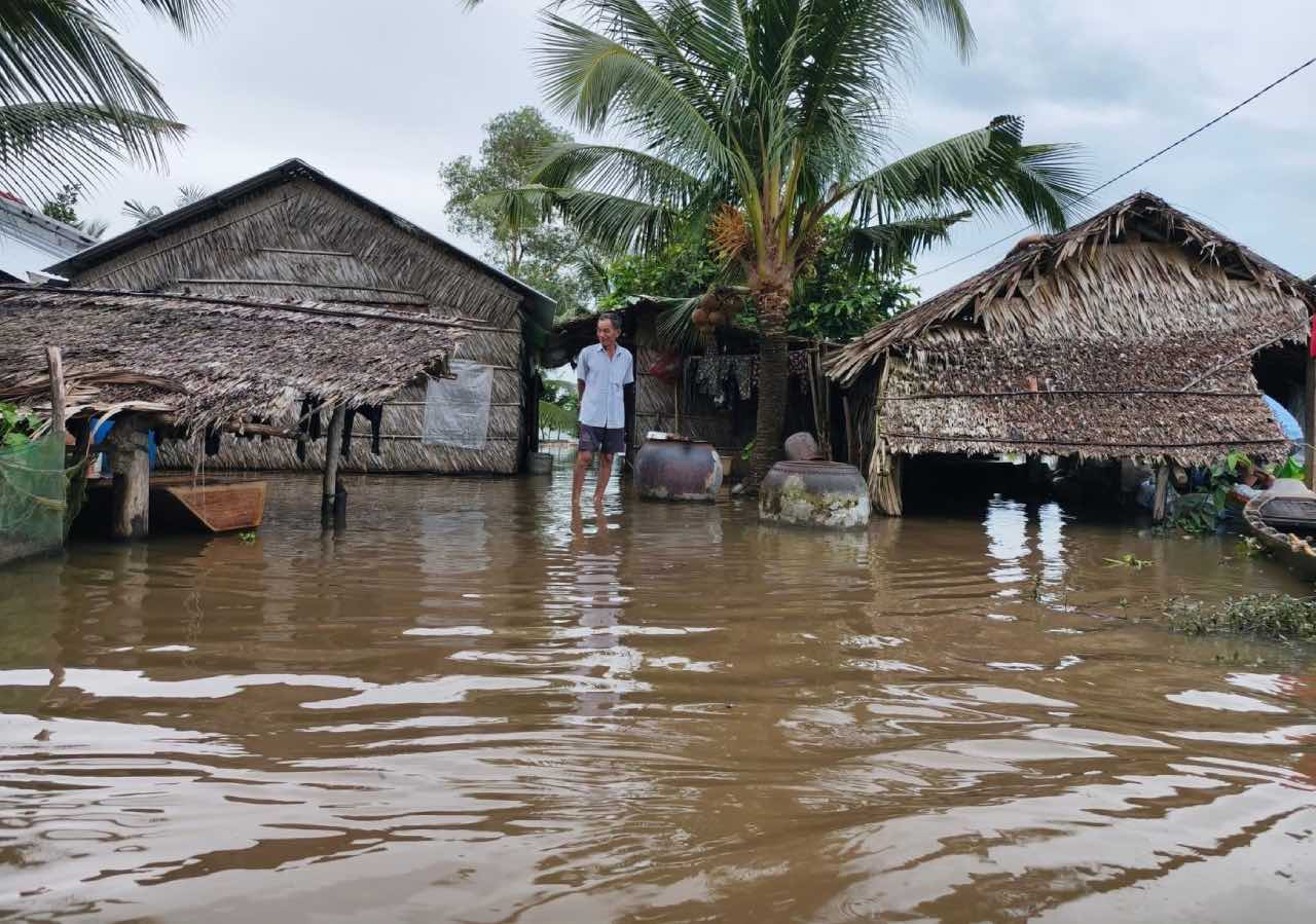 High tides combined with heavy rain have flooded houses in My Phuoc commune, Can Tho city. Photo: Quyen Pham