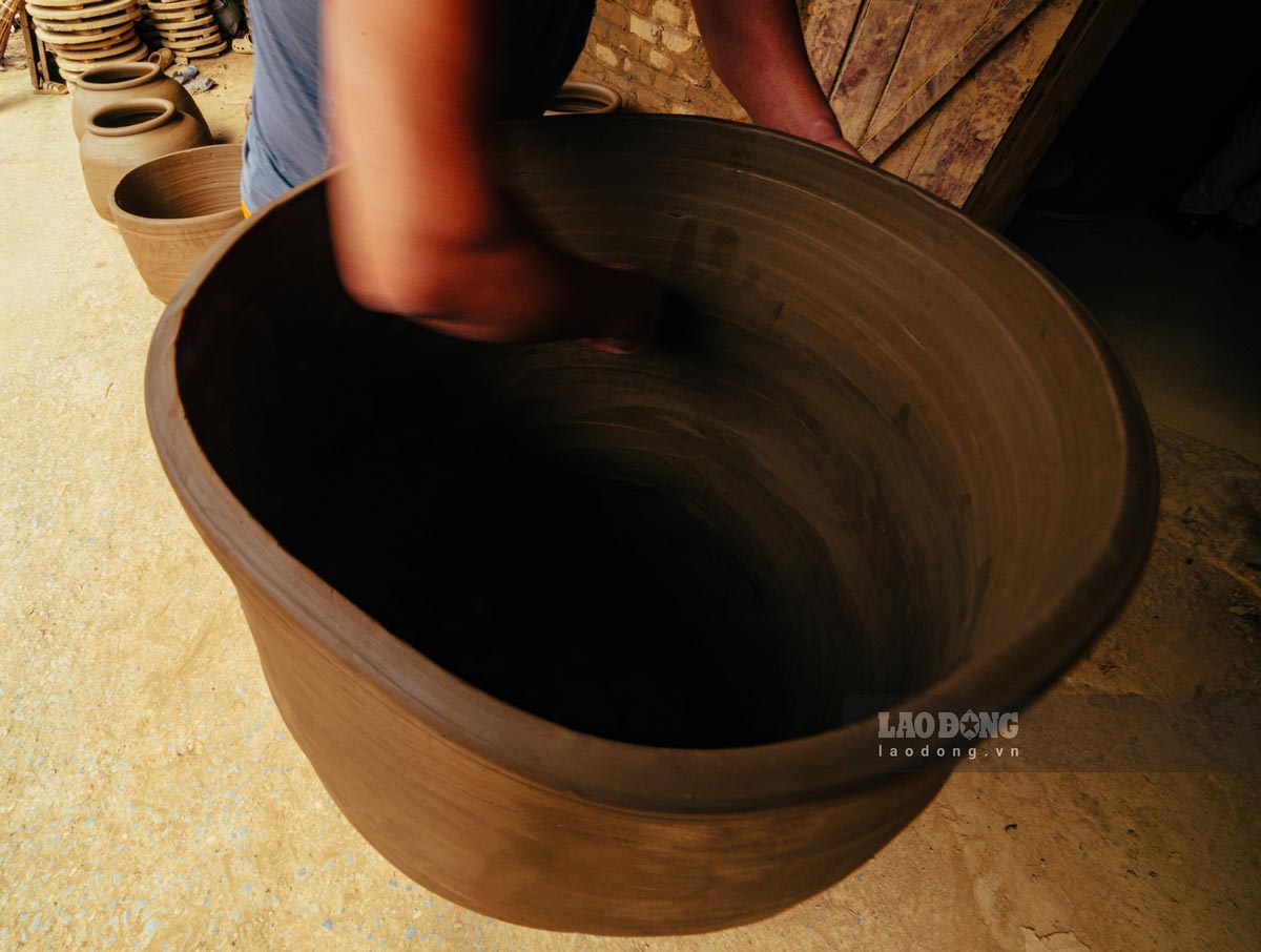 जिया थुय सिरेमिक उत्पादों की अपनी अनूठी विशेषताएं हैं, जो तीन अलग-अलग रंगों की मिट्टी के मिश्रण से निर्मित होते हैं: हरा, भूरा और पीला।