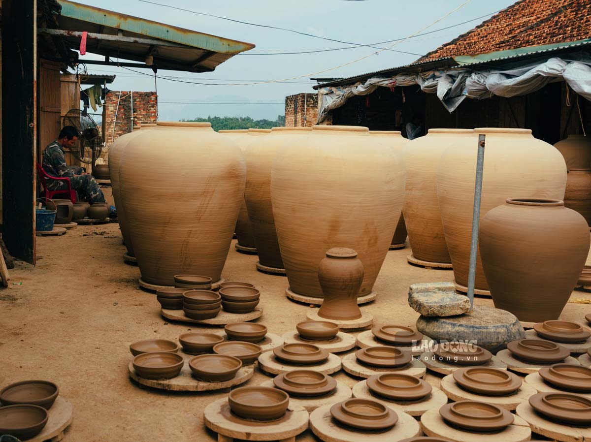 आकार देने के बाद, उत्पाद को भट्ठे में डालने से पहले प्राकृतिक रूप से सुखाया जाएगा। जिया थुय में सिरेमिक फायरिंग प्रक्रिया अभी भी पारंपरिक विधि पर आधारित है, जिसमें ईंधन के रूप में लकड़ी का उपयोग किया जाता है।