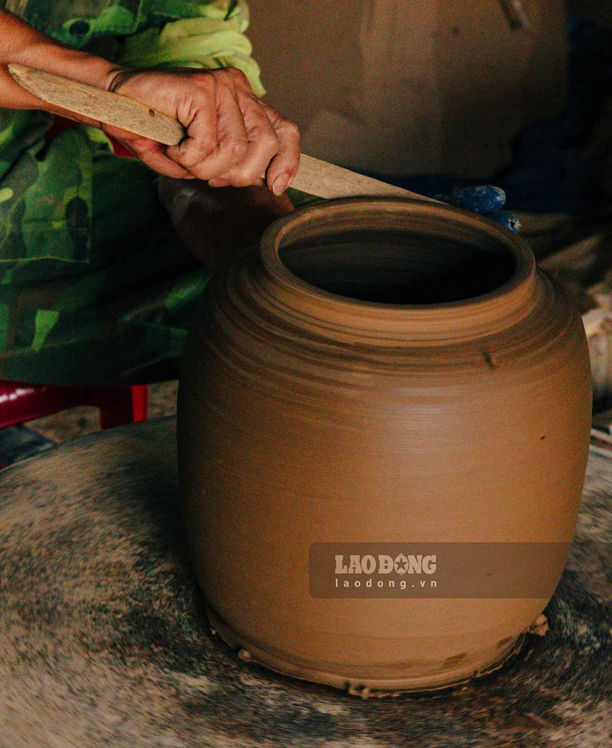 जिया थुय में मिट्टी के बर्तन बनाने की प्रक्रिया मिट्टी के चयन से शुरू होती है - जो अद्वितीय सिरेमिक उत्पादों को बनाने के लिए मुख्य घटक है।