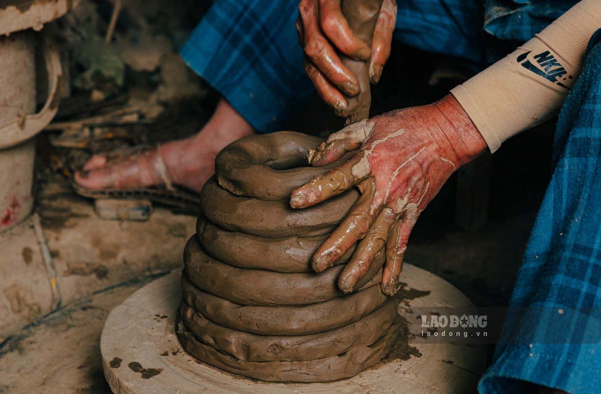 चिकनी मिट्टी इस क्षेत्र की एक विशिष्ट मिट्टी है, जिसका रंग सुनहरा भूरा और उच्च प्लास्टिसिटी वाला होता है। सूखने, कुचलने और गूंथने के बाद, यह चिकनी और लचीली हो जाती है, और आकार देने के लिए तैयार हो जाती है।