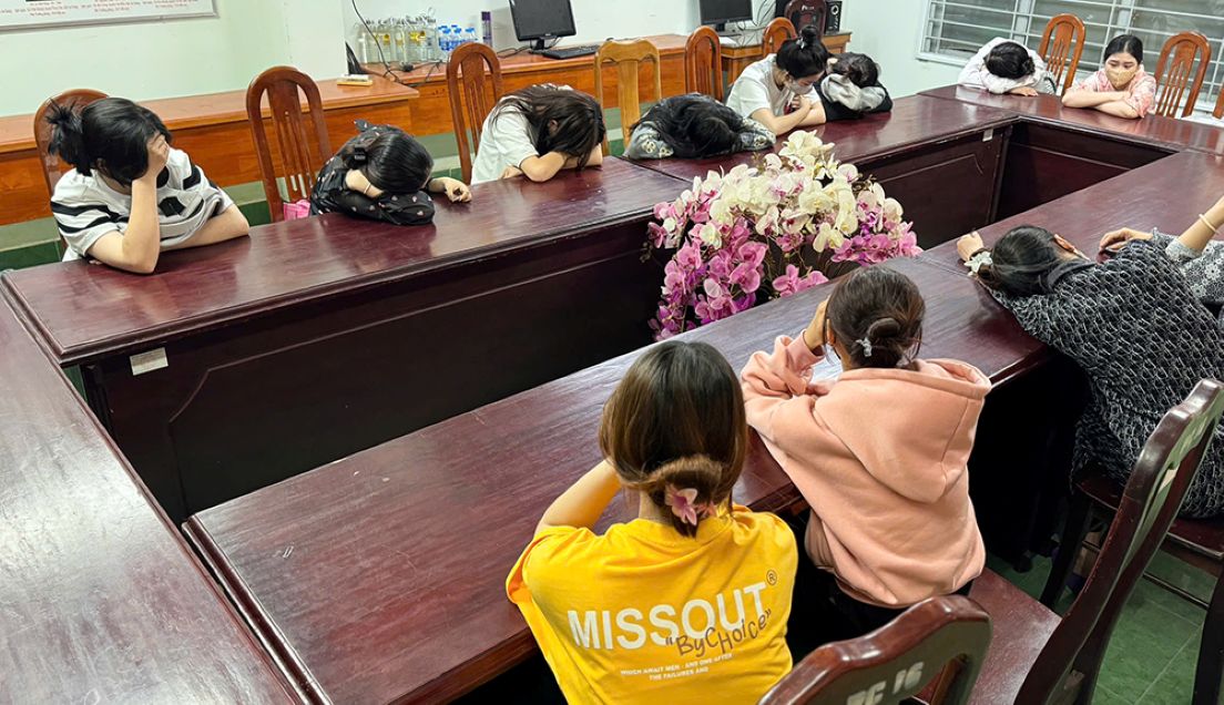 El abuso de cargo y poder para proteger las actividades de prostitucion y venta de sexo puede ser sancionado administrativamente con una multa maxima de hasta 75 millones de VND. Foto: Vu Tien