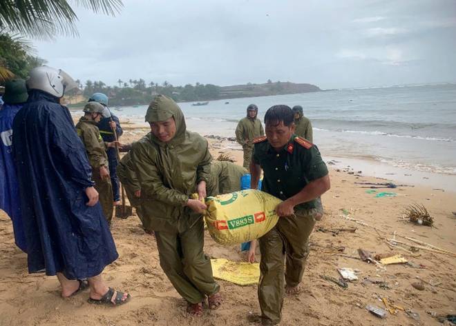 Dak Lak provincial authorities support people in coastal areas to reinforce vulnerable locations before storm No. 13 makes landfall. Photo: Provided by the police