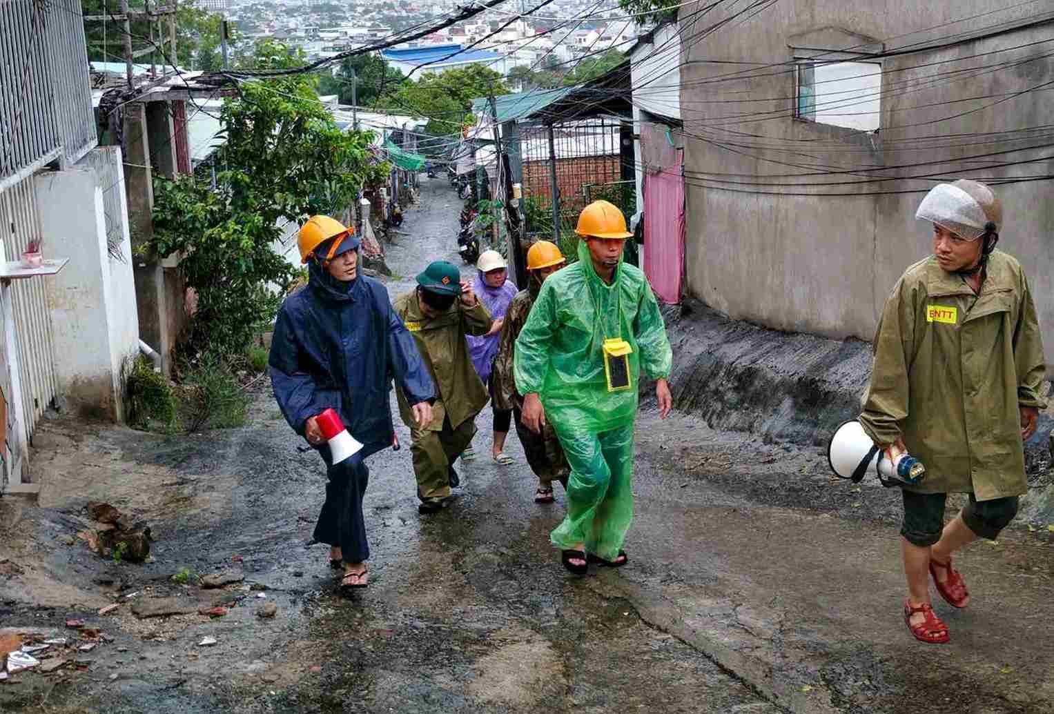 Floodwaters from the mountains have poured down, hundreds of households in Nui Nha Trang Hamlet have evacuated to avoid storm No. 13. Photo: Huu Long