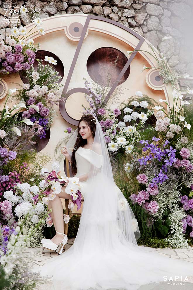 Nhung hang ghe danh cho ban be, nguoi than o tiec ngoai troi da chuan bi san sang.