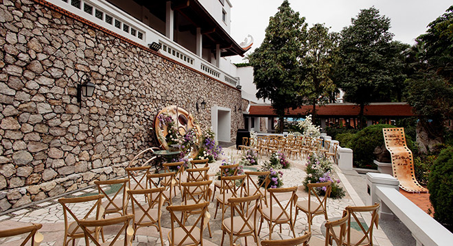 Nhung hang ghe danh cho ban be, nguoi than o tiec ngoai troi da chuan bi san sang.