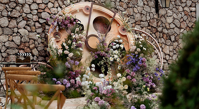 Khong gian tiec ngoai troi duoc trang tri nhieu hoa tuoi voi phong cach hien dai. Anh