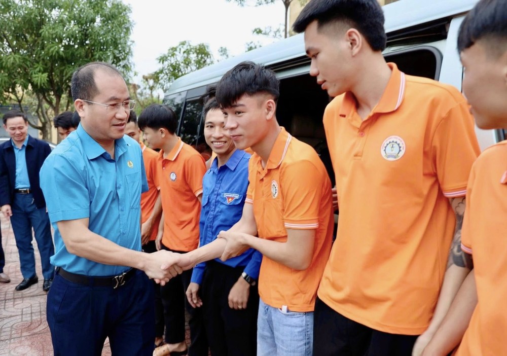 Ha Tinh Provincial Labor Federation met and encouraged a group of students from Ha Tinh College of Technology to prepare to go to Hue to support flood recovery. Photo: Ha Tinh Trade Union