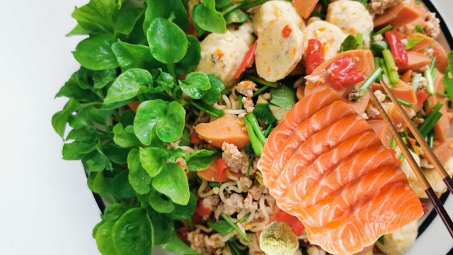 Salmon is one of the foods rich in omega-3 that helps maintain moisture and reduce inflammation. Photo: Thu Trang