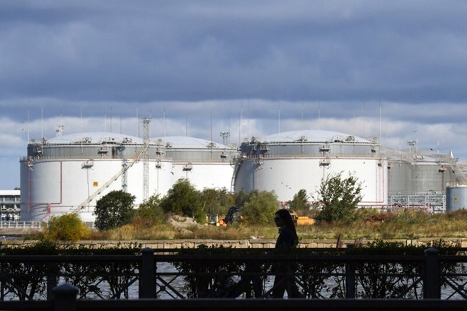 Noi chua dau xuat khau tai cang Saint Petersburg, Nga. Anh: AFP