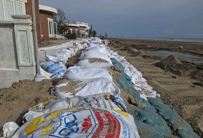 Sau khi nhieu biet thu bi song danh hong, chu dau tu da dung nhieu bao tai cat lam ke tam che chan. Anh: Tran Tuan.