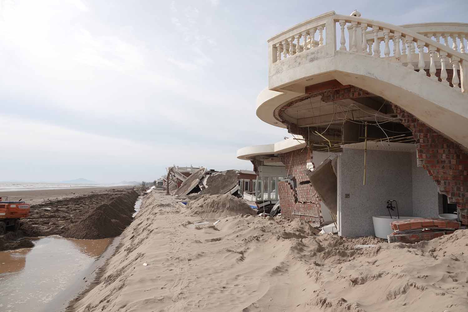 Many villas in Xuan Thanh Service Area and houses were severely damaged in storm No. 10 and are waiting for appraisal to clarify the cause. Photo: Tran Tuan.