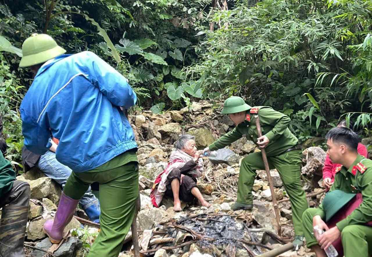 Cu ba di lac trong rung 3 ngay, 2 dem duoc tim thay trong