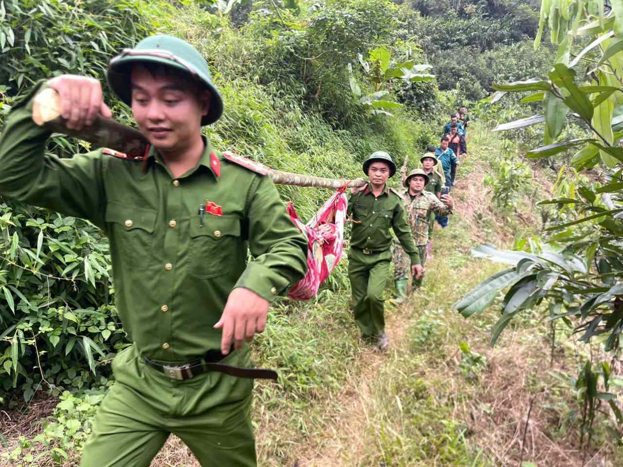 More than 50 officers and soldiers were mobilized to search for the old lady missing in the deep forest. Photo: CACC.