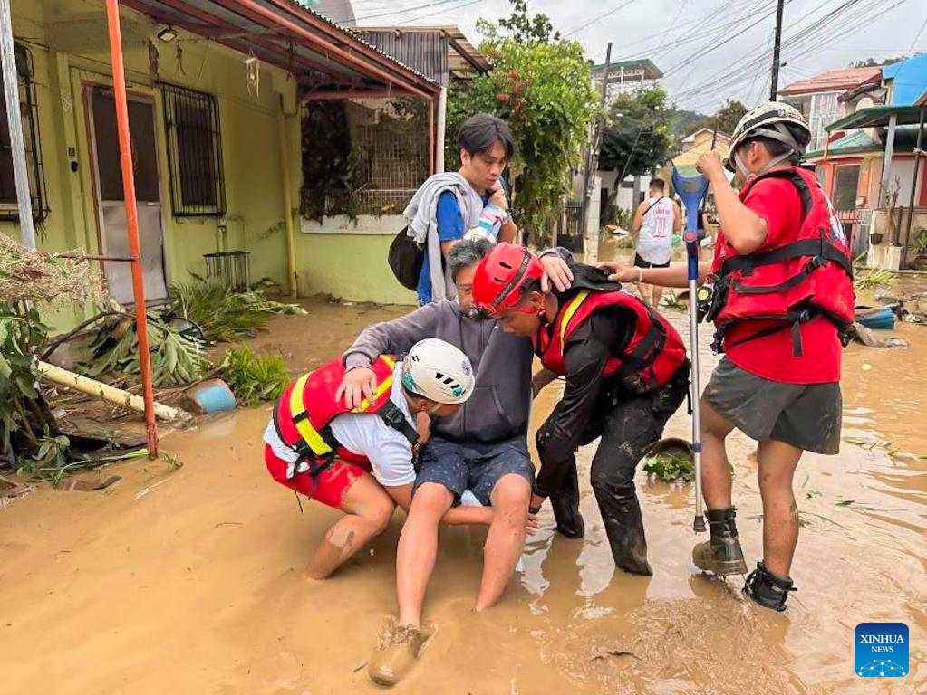 Cuu ho nguoi dan bi anh huong boi lu lut do bao Kalmaegi o tinh Cebu, ngay 4.11. Anh: Xinhua