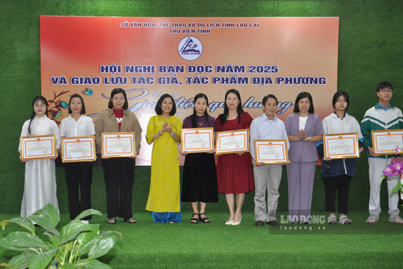 Khen thuong cac tap the, ca nhan co hoat dong tich cuc trong phong trao phat trien van hoa doc nam 2025. Anh: Dinh Dai