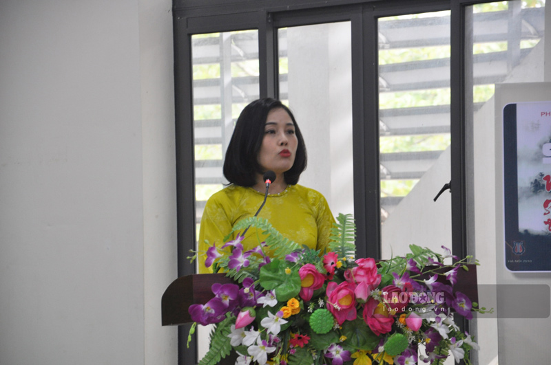 Ba Dong Thi Hong Hanh – Giam doc thu vien tinh Lao Cai phat bieu tai hoi nghi. Anh: Dinh Dai