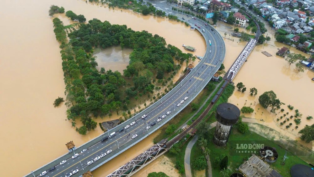 暴風雨13号の影響によるフエの洪水と地滑りの危険。写真：Phuc Dat.
