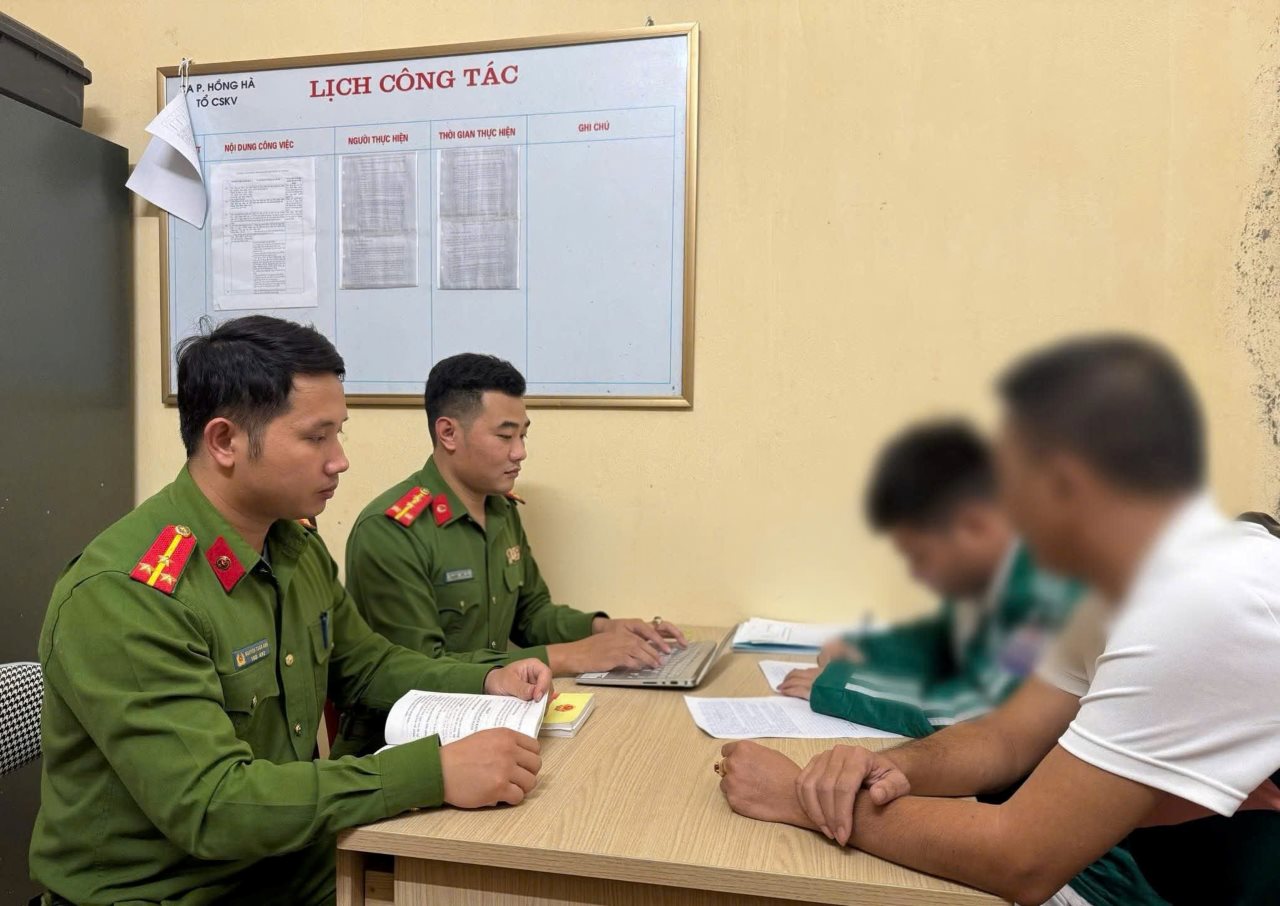 V.T.Đ được bố đưa đến cơ quan Công an để trình báo. Ảnh: CACC.