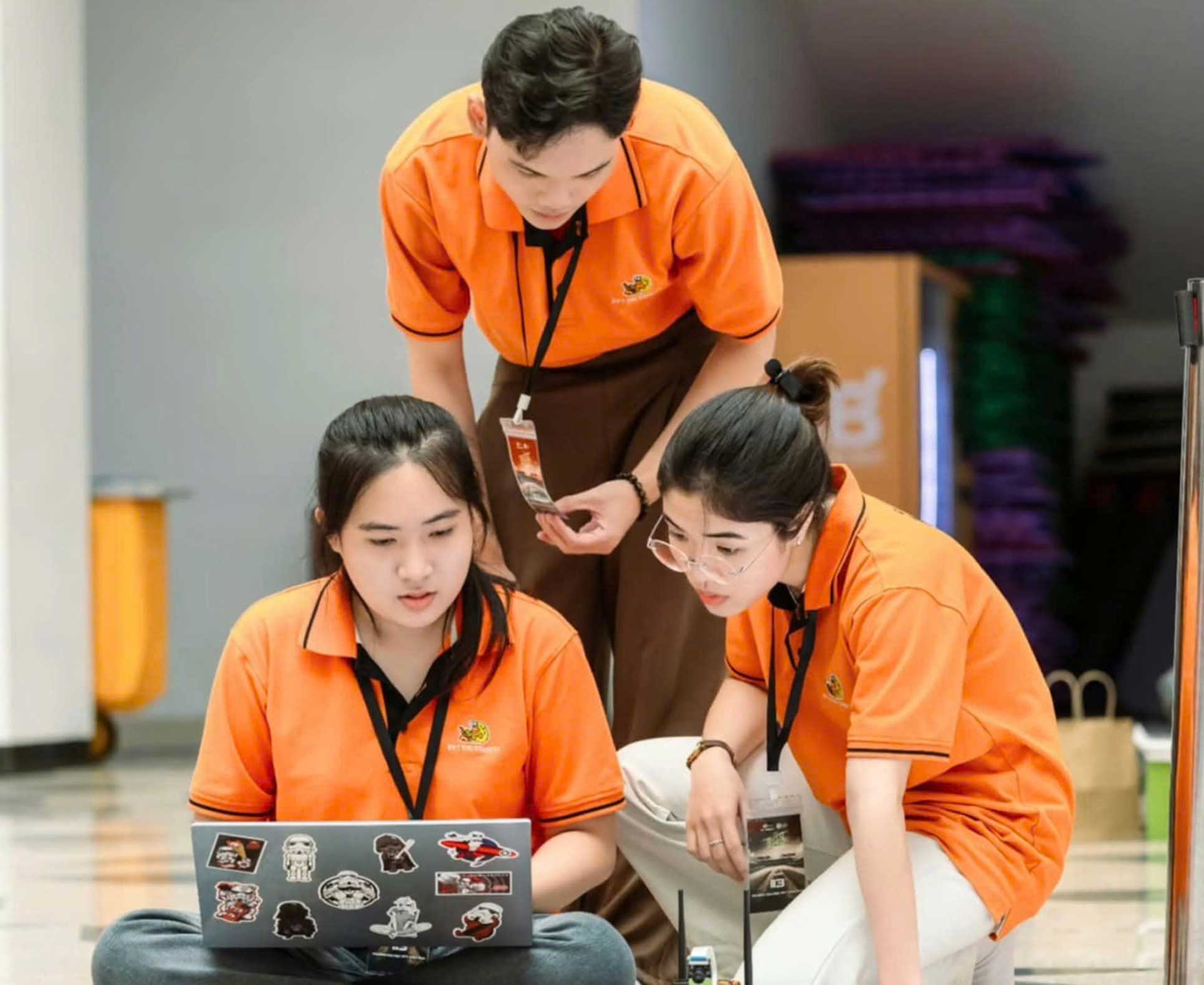 Anh Thu (ben trai) cung nhom