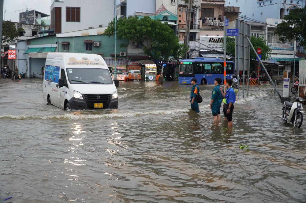 Phuong Tan Thuan cat cu luc luong tuc truc, ho tro nguoi dan khi can. Anh: Nguyen Chan