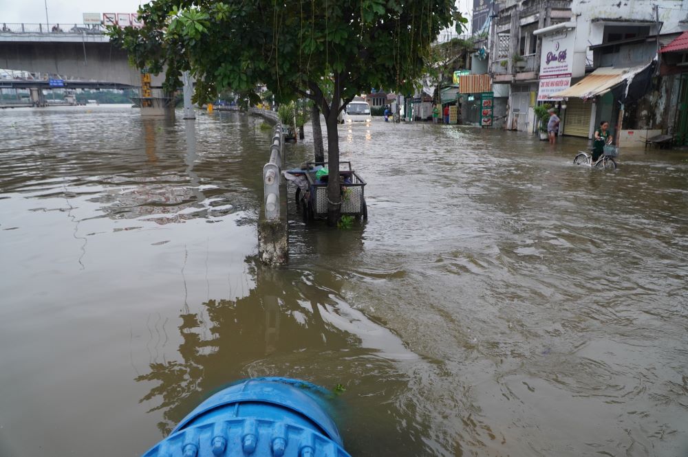 Nuoc tu kenh Te lien tuc tran vao duong Tran Xuan Soan luc hon 17h.