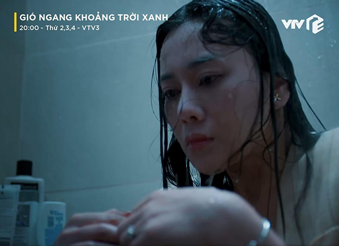 My Anh (Phuong Oanh) in the crying scene in the bathroom in episode 39 of "The Wind Across the Blue Sky". Photo: VFC