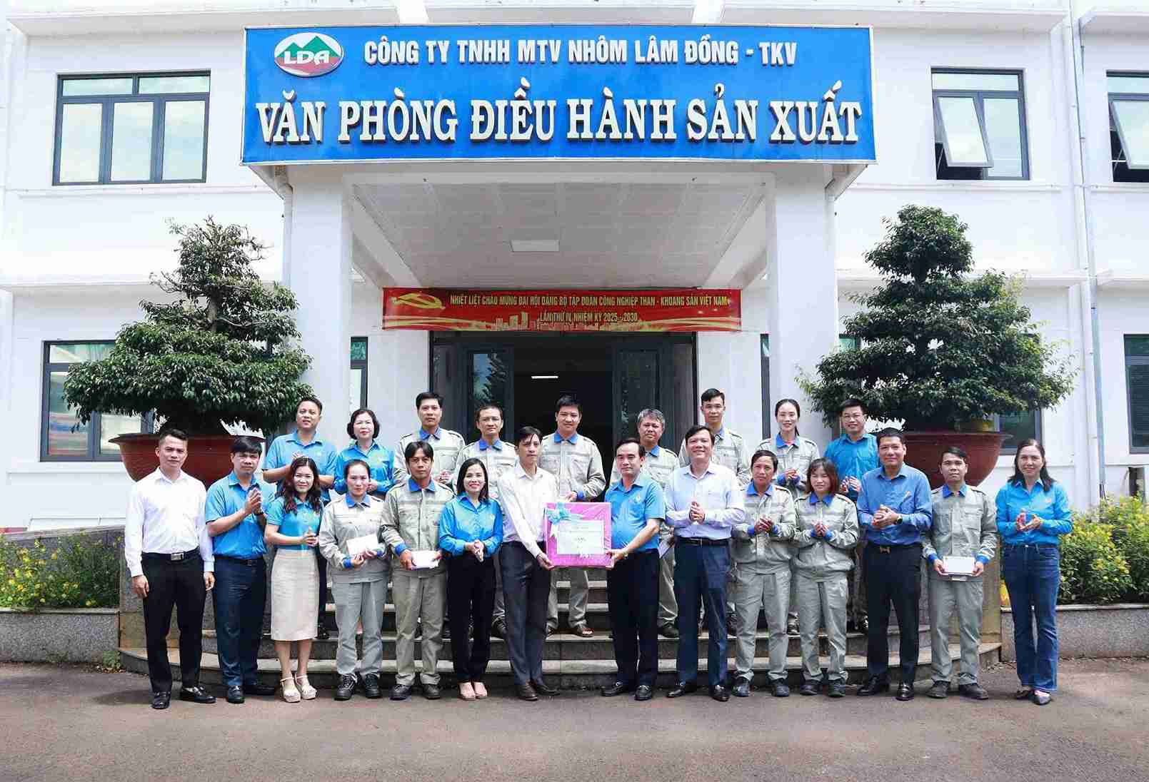 Cong ty Nhom Lam Dong tham hoi, trao tang qua cho NLD lam viec tai Nha may Alumin. Anh: Phuc Khanh
