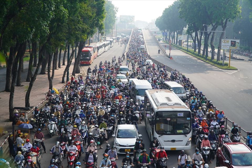 TPHCM gestiona actualmente mas de 11 3 millones de motocicletas despues de la fusion. Foto: Anh Tu