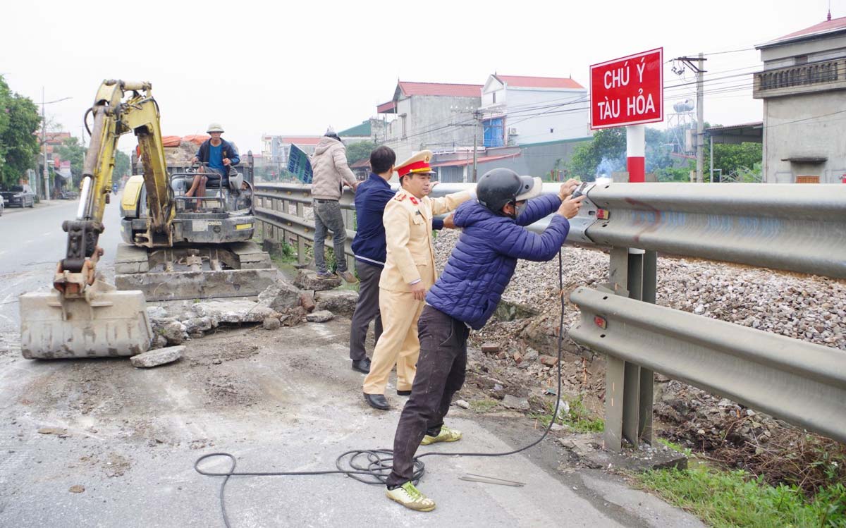 当局は鉄道を横切る自動開通道路を撤去した。写真: ニンビン省警察