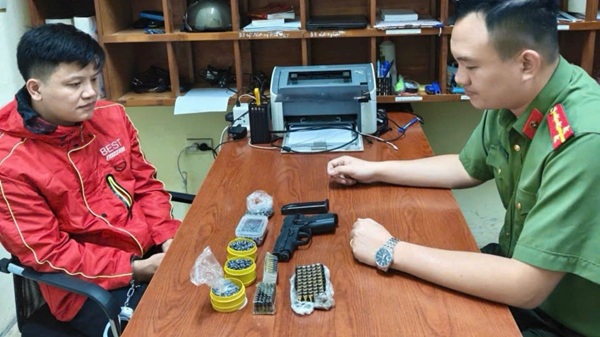 Công an Hà Nội bắt đối tượng Vũ Mạnh Minh rao bán vũ khí quân dụng trên mạng. Ảnh: CAHN