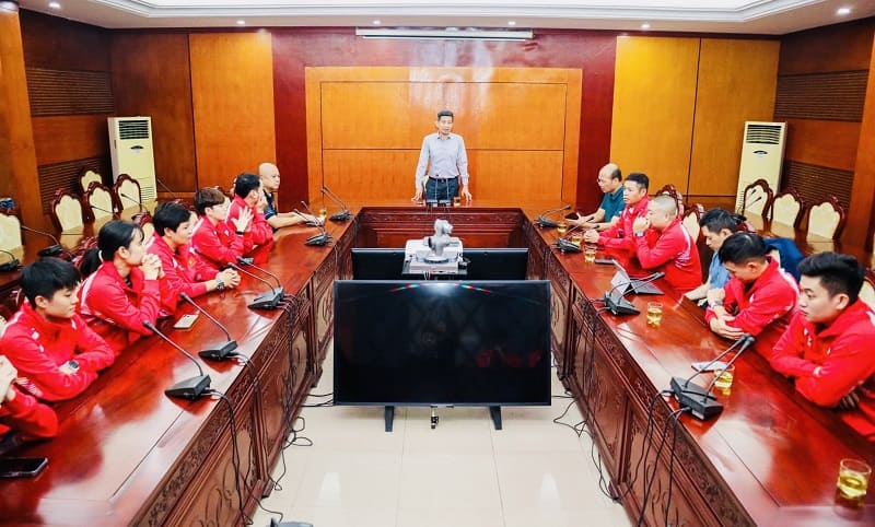 베트남 체육국 지도부가 베트남 탁구 대표팀을 중국으로 격려하고 있습니다. 사진: Trang Thu