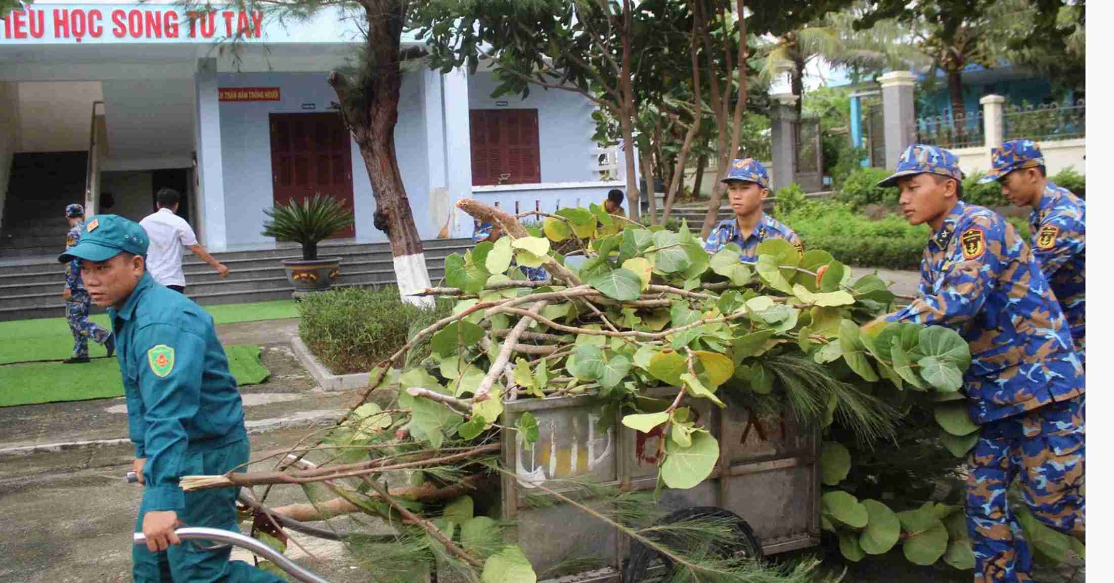 제13호 태풍이 쯔엉사 특별 구역에서 소멸되었으며 군인 민간인 및 섬의 기반 시설이 안전을 보장합니다. 사진: Hoa Ngoc Anh