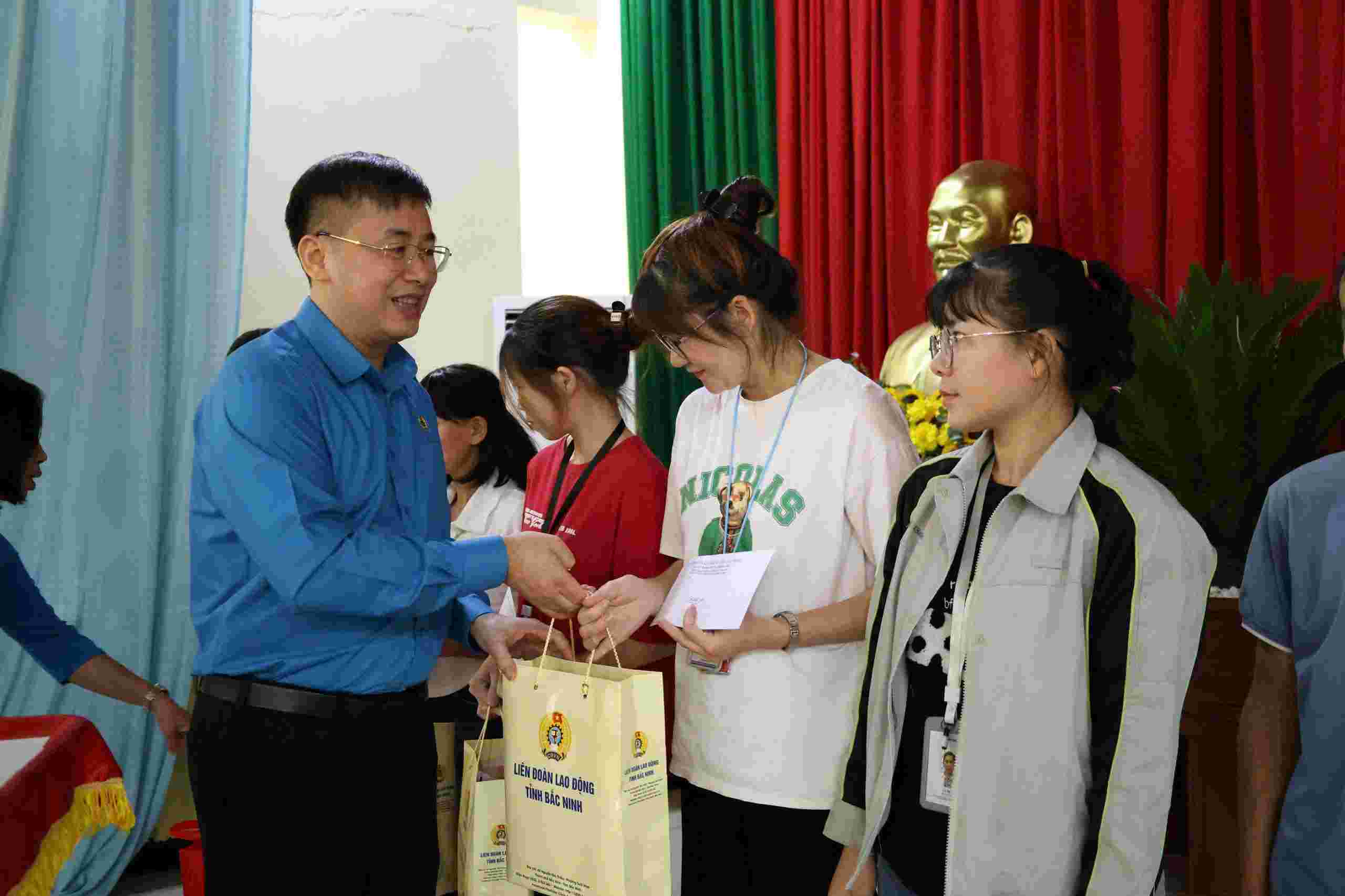 Mr. Thach Van Chung - Member of the Provincial Party Committee, Vice Chairman of the Vietnam Fatherland Front of Bac Ninh province, Chairman of the Bac Ninh Provincial Federation of Labor presented gifts to union members and workers in difficult circumstances. Photo: Quyet Chien