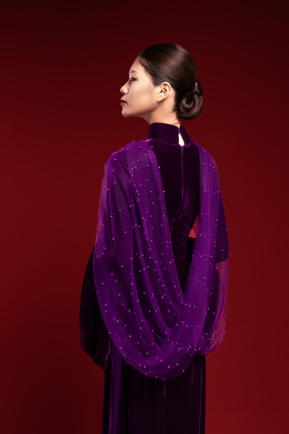 Moi nguoi mau khoac len minh nhung thiet ke trong gam tim Hue vua the hien duoc net truyen thong tao nha cua manh dat Co do, vua toat len su khac biet, dac sac cua bo suu tap. Anh: Nhan vat cung cap