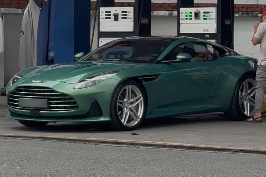 El Aston Martin DB12 con matricula de subasta coincide con el cumpleaños del propietario atrayendo la atencion de los amantes de los coches deportivos. Foto: Gia Hao