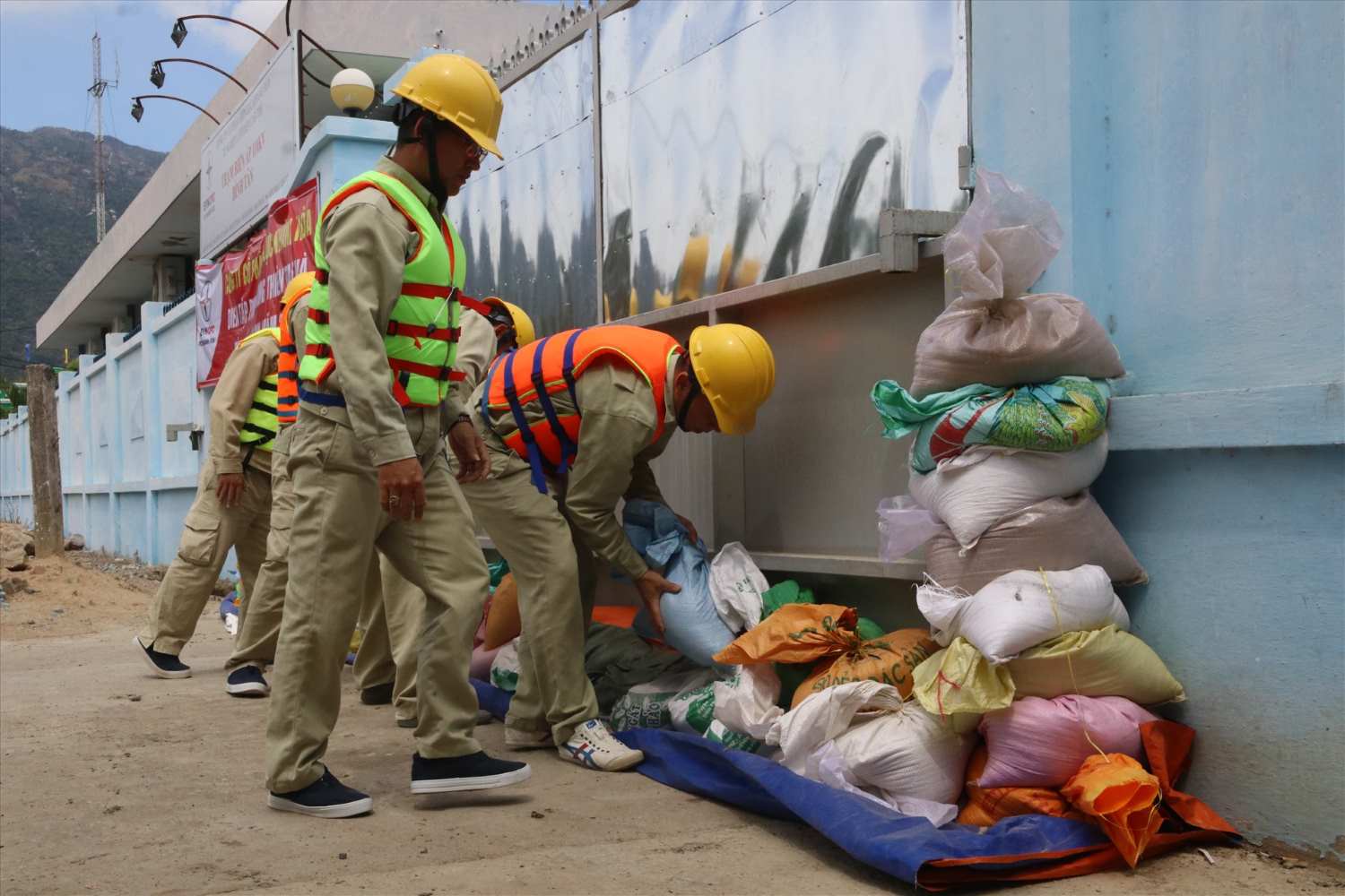 Khanh Hoa Power Joint Stock Company responds to natural disasters. Photo: Phuong Linh